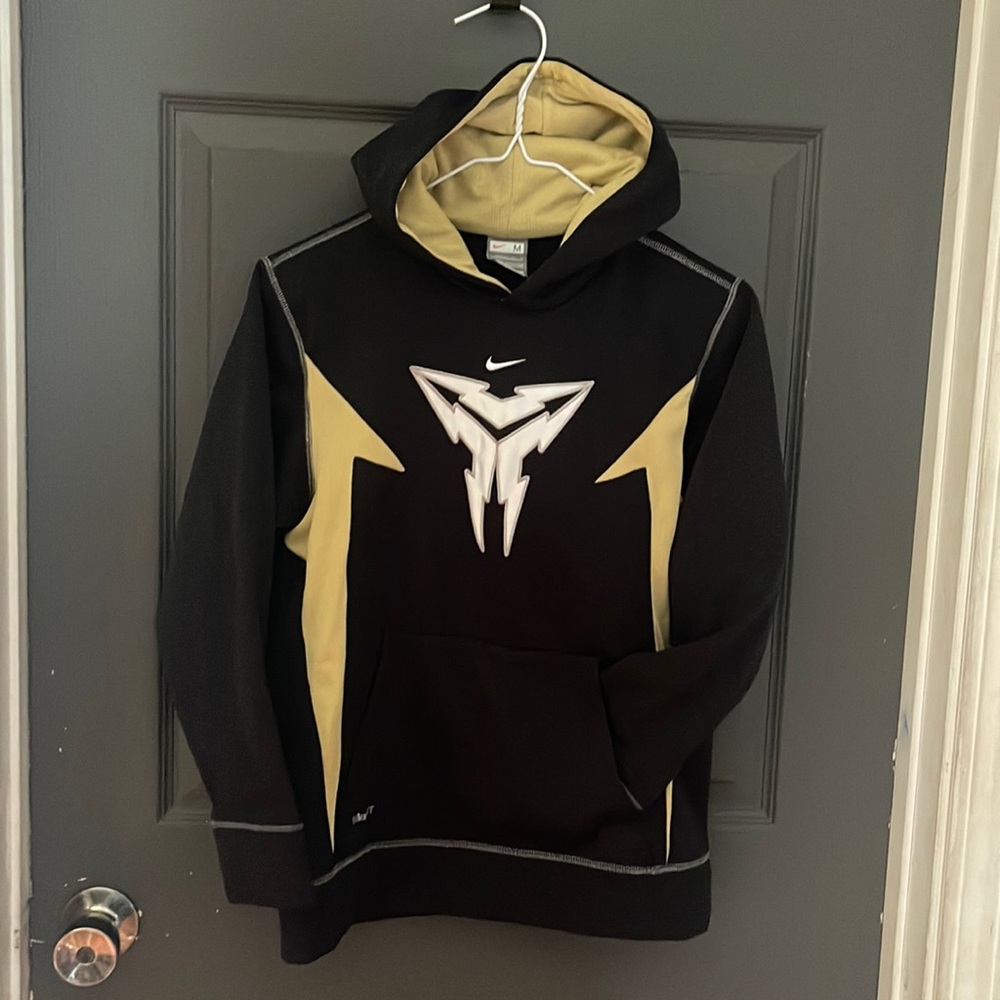 Nike FIT THERMA hoodie.